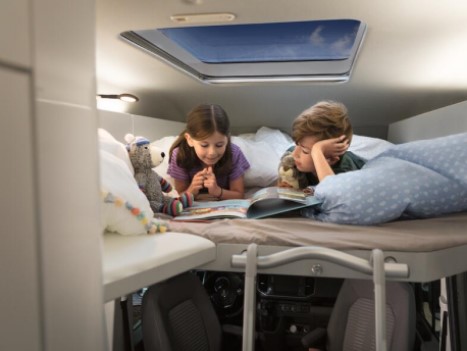 Hochbett im Grand California 600 mit zwei Kissen (Liegefläche 1,90 m x 1,22 m